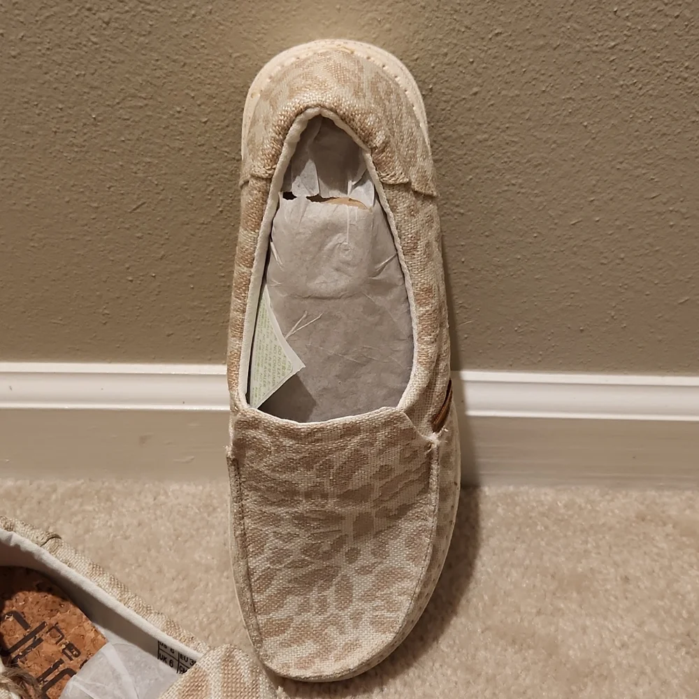 NEW womens size 7 HEY DUDE SHOES tan cheetah print ladies sz 7 Slip On